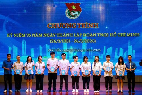Phó Bí thư phụ trách Đoàn phường Phú Diễn Nguyễn Văn Biên (ngoài cùng bên phải) trao sổ đoàn viên và huy hiệu Đoàn cho các đoàn viên mới. Ảnh: QA