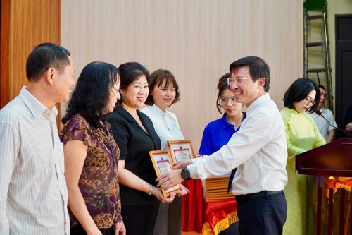 Đồng chí Nguyễn Anh Tuấn - Phó Bí thư Đảng ủy, Chủ tịch UBND phường Hoàng Liệt trao Giấy khen cho các tập thể có thành tích xuất sắc. Ảnh: Tiến Đạt
