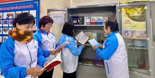 Hội viên phụ nữ tìm đọc sách tại “Tủ sách pháp luật” - không gian lan tỏa tri thức tại cơ sở. Ảnh: P.V