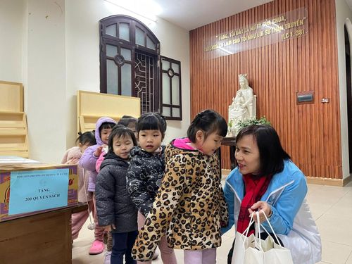 Hoạt động trao tặng sách, quà cho thiếu nhi được tổ chức với không khí ấm áp, ý nghĩa. Ảnh: P.V