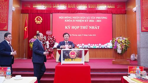 Các đại biểu bỏ phiếu bầu Chủ tịch HĐND xã Tây Phương. Ảnh: Công Phương