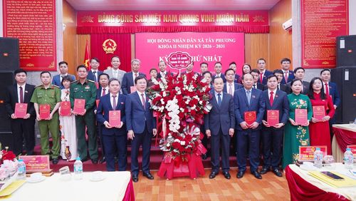 Đồng chí Nguyễn Hồng Nhật, Phó Trưởng ban Tổ chức Thành ủy Hà Nội tặng hoa chúc mừng các đại biểu trúng cử HĐND xã Tây Phương khóa II, nhiệm kỳ 2026-2031. Ảnh: Công Phương