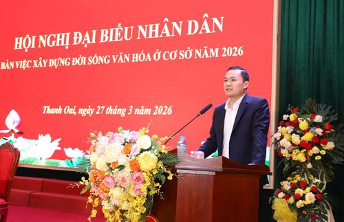 Phó Bí thư Đảng ủy xã, Chủ tịch UBND xã Thanh Oai Vũ Quỳnh tiếp thu ý kiến của các đại biểu. Ảnh: Mai Quý