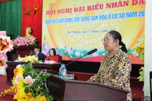 Bí thư Chi bộ, Trưởng thôn An Sơn 1 (xã Đan Phượng) Nguyễn Thị Thanh phát biểu tại hội nghị. Ảnh: Thiên Tú