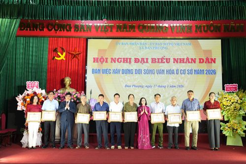 Phó Bí thư Thường trực Đảng ủy xã Đan Phượng Nguyễn Thị Hiền và Chủ tịch UBND xã Nguyễn Viết Đạt trao khen thưởng cho các thôn đạt danh hiệu văn hóa. Ảnh: Thiên Tú