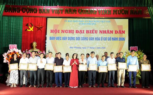 Chủ tịch Ủy ban MTTQ Việt Nam xã Đan Phượng Nguyễn Thị Thủy và Phó Chủ tịch HĐND xã Lê Văn Hòa trao khen thưởng cho các thôn, tổ dân phố văn hóa. Ảnh: Thiên Tú