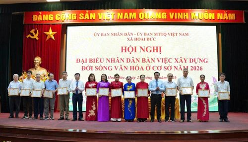 Khen thưởng cá nhân có thành tích trong phong trào thi đua xây dựng đời sống văn hóa ở khu dân cư năm 2025. Ảnh: ĐH