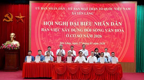 UBND xã, Ủy ban MTTQ Việt Nam xã cùng các thôn, đoàn thể đã tiến hành ký cam kết thi đua thực hiện Nghị quyết đai biểu nhân dân năm 2026. Ảnh: Phạm Hùng