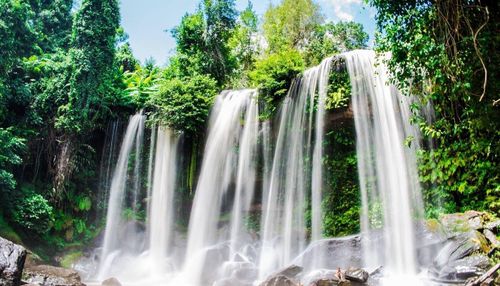 Thác nước nhiệt đới ở Công viên Quốc gia Campuchia Phnom Kulen. Ảnh TripAdvisor