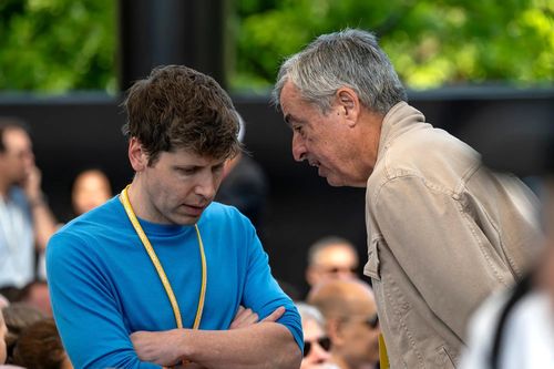 Sam Altman, CEO OpenAI (trái) và Eddy Cue, Phó chủ tịch cấp cao mảng Dịch vụ tại Apple. Ảnh: Bloomberg.
