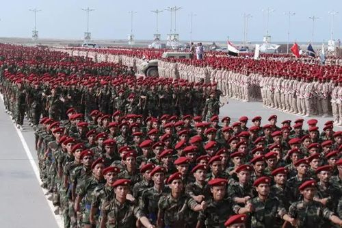  Lực lượng Houthi diễu binh tại thành phố cảng Hodeidah bên bờ Biển Đỏ. Ảnh: Reuters. 