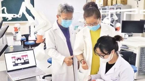 Hướng dẫn thực hành trong đào tạo bác sĩ răng hàm mặt tại Trường đại học Y Dược (Đại học Quốc gia Hà Nội).