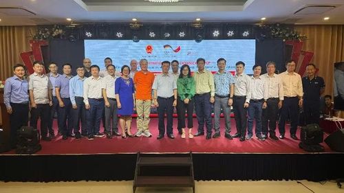 Các đối tác trong nước và quốc tế chụp ảnh lưu niệm tại Hội thảo.