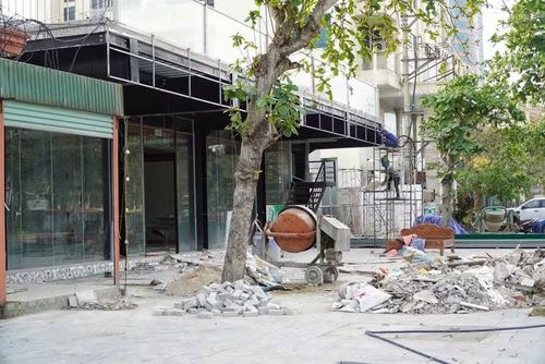 Các nhà hàng, khách sạn đang gấp rút sửa chữa, nâng cấp để chuẩn bị cho mùa du lịch.