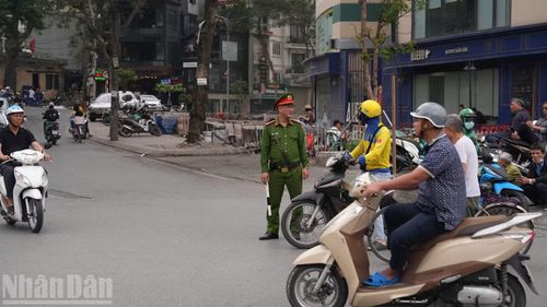 Các phương tiện có nhu cầu di chuyển qua khu vực được hướng dẫn chuyển hướng sang cầu Chương Dương.