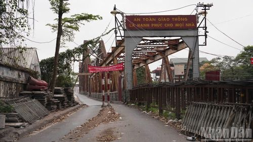 Không còn cảnh phương tiện qua lại tấp nập, cầu Long Biên trở nên yên tĩnh hiếm thấy giữa nhịp sống đô thị.