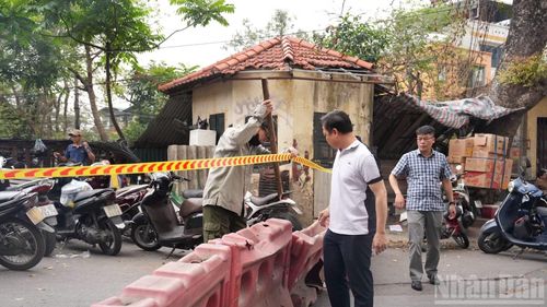 Rào chắn và dây cảnh báo được bố trí tại các điểm lên cầu Long Biên từ sáng 28/3 để thực hiện lệnh cấm phương tiện.