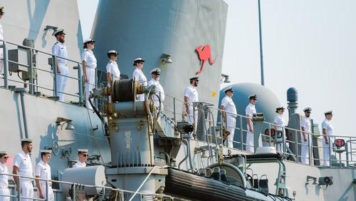 Tàu khu trục tên lửa HMAS Toowoomba cập cảng Đà Nẵng.