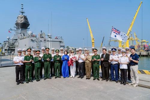 Các đại biểu hai nước chụp ảnh lưu niệm.