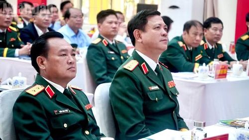 Trung tướng Trần Vinh Ngọc, Chính ủy Quân khu 7 và Thượng tướng Nguyễn Trường Thắng, Thứ trưởng Quốc phòng dự lễ.