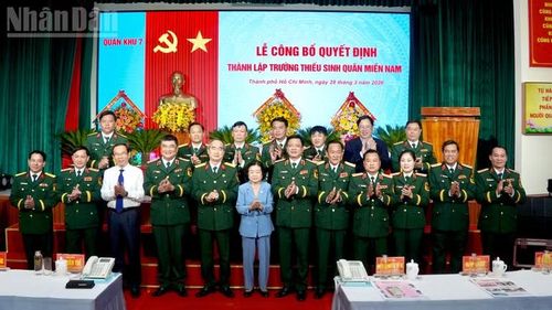 Đại biểu chụp ảnh lưu niệm.