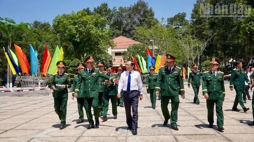 Đại biểu tham quan khuôn viên Trường Thiếu sinh quân miền Nam.