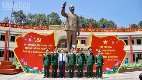 Đại biểu chụp ảnh lưu niệm tại Trường Thiếu sinh quân miền Nam.