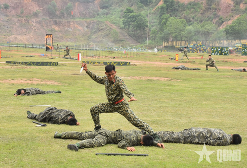 Một mình đánh bại nhiều đối tượng có vũ khí.