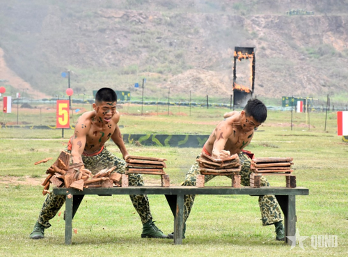 Luyện cánh tay thép.