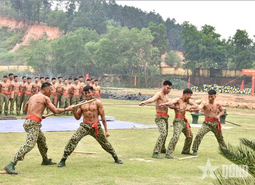 Khẳng định sức mạnh phi thường (cuốn thanh thép quanh cổ).