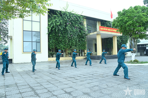Một buổi huấn luyện 8 thế tấn của Tiểu đội dân quân thường trực Ban CHQS phường Bình Khê.