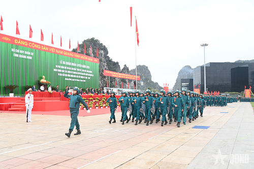 Lực lượng dân quân trên địa bàn phòng thủ khu vực 4 - Hạ Long tham gia duyệt đội ngũ tại Lễ ra quân huấn luyện năm 2026.