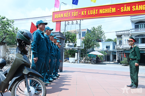 Lực lượng dân quân thường trực Ban CHQS xã Bình Liêu chuẩn bị thực hiện nhiệm vụ phối hợp tuần tra, giữ vững an ninh chính trị, trật tự an toàn xã hội trên địa bàn.