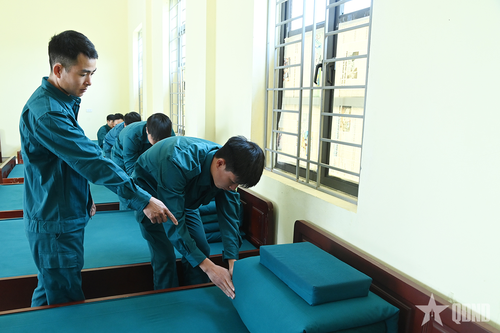  Lực lượng dân quân thường trực Ban CHQS xã Lục Hồn thực hiện gấp xếp nội vụ. 