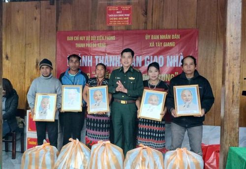 Đại tá Hoàng Văn Mẫn tặng quà cho các gia đình được làm nhà trong "Chiến dịch Quang Trung" tại xã Tây Giang.