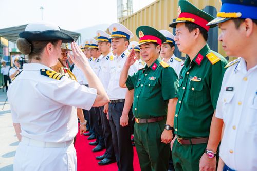 Đại diện Bộ Quốc phòng Việt Nam chào đón Thuyền trưởng tàu HMAS Toowoomba, Trung tá Alicia Harrison.