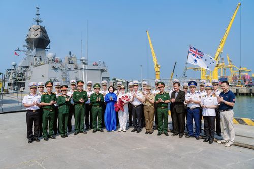 Các lãnh đạo, đại diện cơ quan ban ngành chào mừng tàu HMAS Toowoomba tại Cảng Tiên Sa, Đà Nẵng.