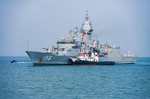 HMAS Toowoomba cập cảng Đà Nẵng.