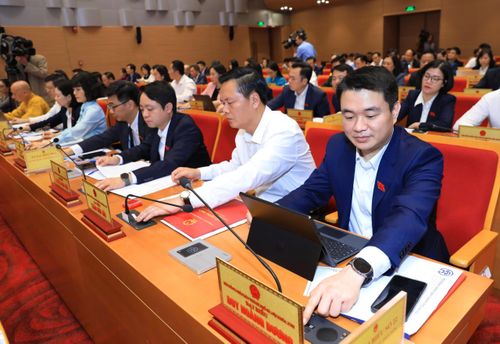  Các đại biểu HĐND TP Hà Nội bấm nút thông qua nghị quyết 