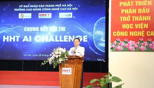 TS. Phạm Xuân Khánh - Hiệu trưởng Trường Cao đẳng Công nghệ cao Hà Nội phát biểu.