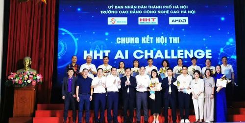 Ban tổ chức trao giải cho các thí sinh cuộc thi “HHT AI Challenge”.