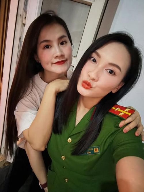 Bảo Thanh trong bộ quân phục bên một người bạn.