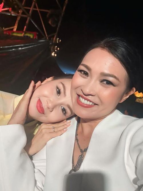 Cẩm Ly đăng ảnh bên Phương Thành kèm chia sẻ: "Qua bao mùa lá rụng, tháng rộng năm dài hết ngày rồi đêm, hết mưa rồi nắng… Em đã tìm lại được bờ vai vững chãi của “người ấy".