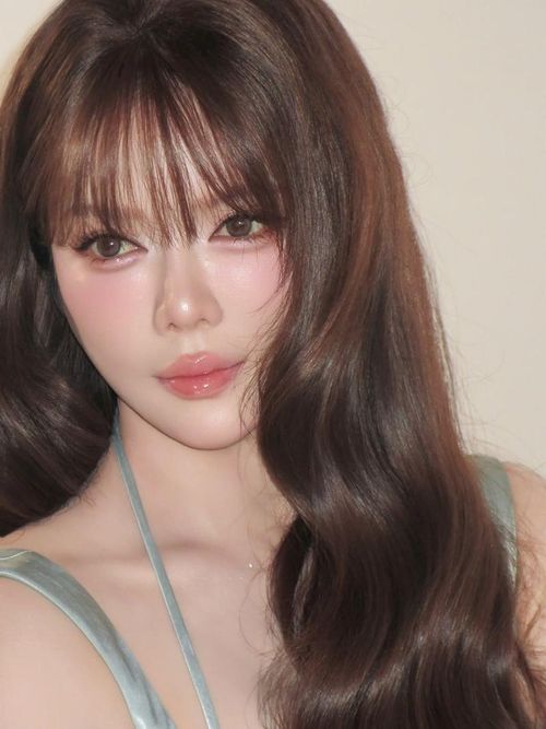 Lý Nhã Kỳ chia sẻ quan điểm sống rằng chọn thay đổi không có nghĩa là phủ nhận quá khứ mà là biết điều gì phù hợp với mình ở từng giai đoạn cuộc đời mà không đánh mất bản sắc riêng.