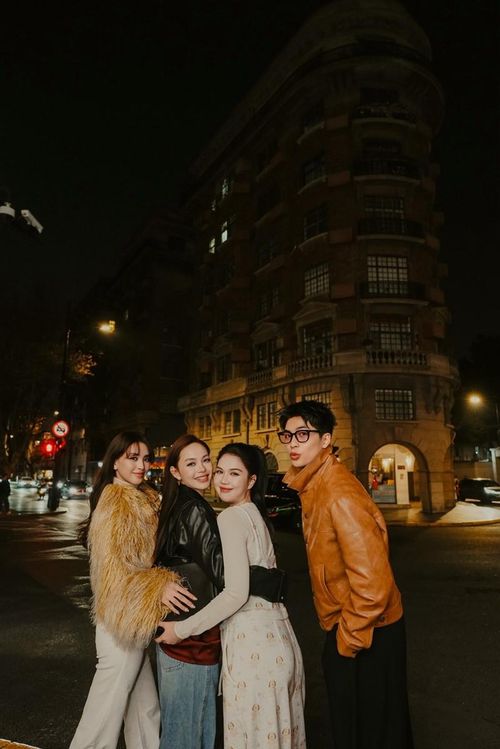 Hoa hậu Trần Tiểu Vy vui vẻ khoe chuyến du lịch Thượng Hải cùng Minh Hằng, Ngọc Trinh và Quốc Anh.