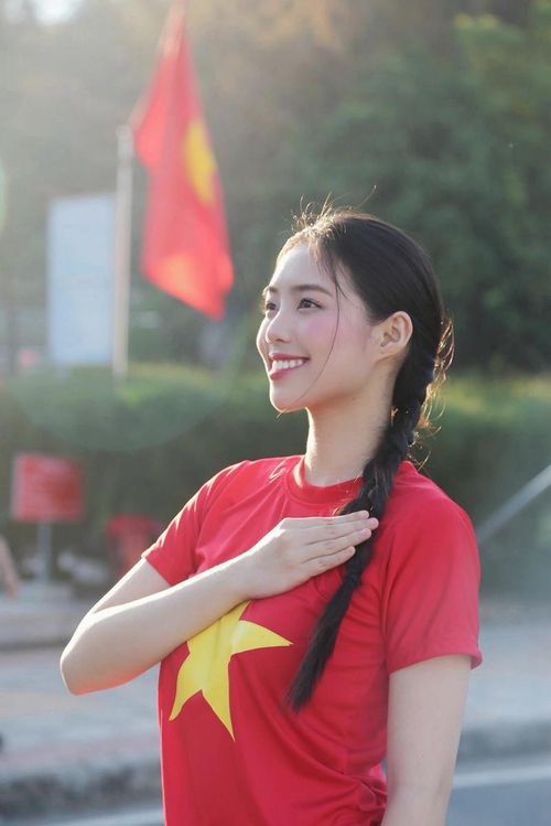 Á hậu Châu Anh xúc động chia sẻ niềm tự hào thiêng liêng khi được tham dự lễ thượng cờ tại Khu tưởng niệm chiến sĩ Gạc Ma, thành kính cúi đầu tri ân những người đã ngã xuống vì Tổ quốc.