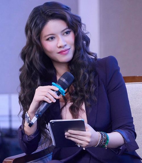 BTV Ngọc Trinh tỏa sáng lịch lãm trong bộ blazer xanh navy cùng phong thái tự tin trên sân khấu sự kiện.