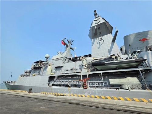 Tàu HMAS Toowoomba của Hải quân Australia cập cảng Tiên Sa thăm thành phố Đà Nẵng.