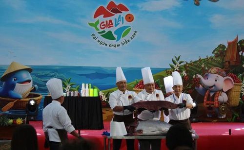 Các đầu bếp trình diễn chế biến phi lê cá ngừ đại dương.