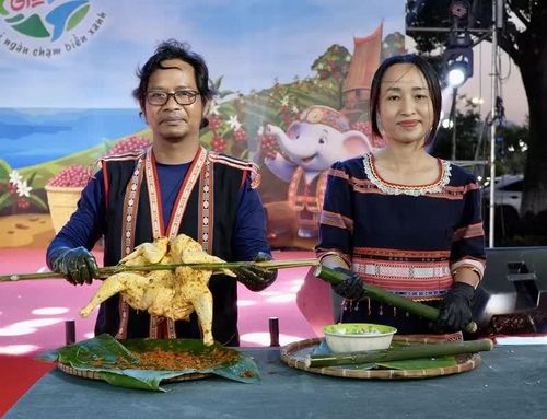 Gà nướng cơm lam đặc sản Gia Lai.
